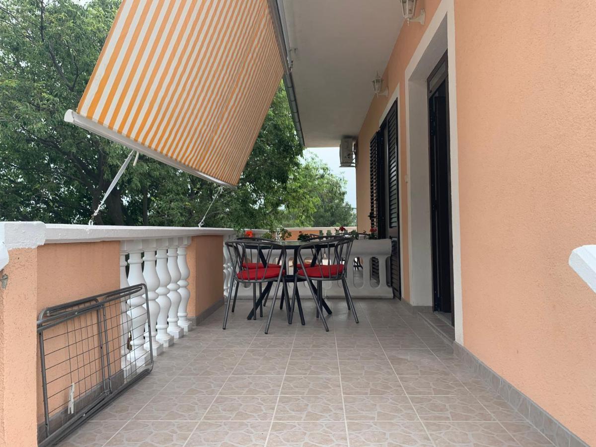 Apartmani Spomenka Seline Exterior photo